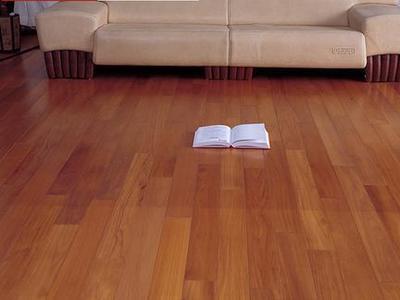 當初我們夫妻不聽工人建議,非要鋪實木地板,現在是苦不堪言!